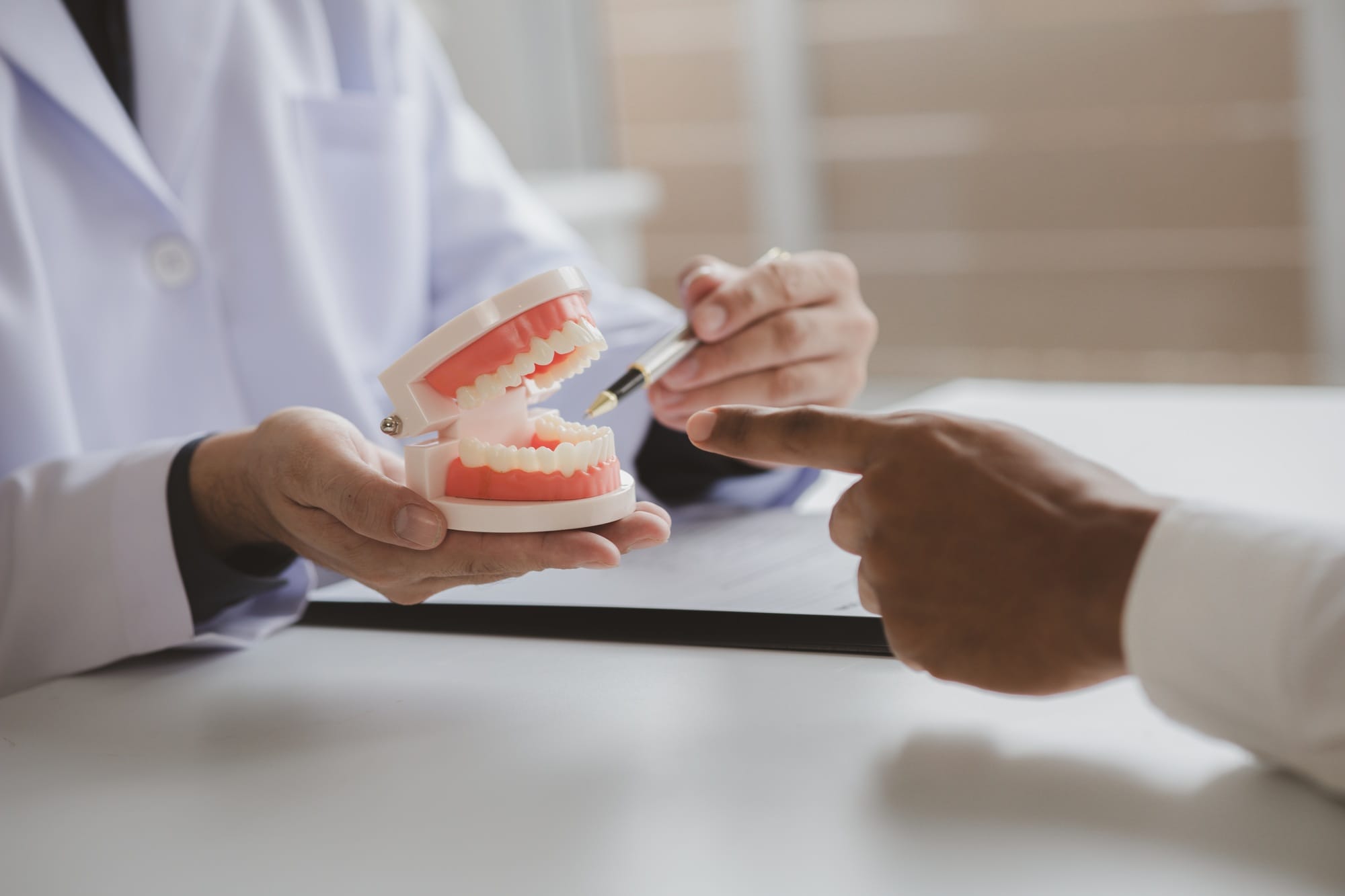 Dentists are providing dental treatment consultations to patients undergoing dental pain treatment,