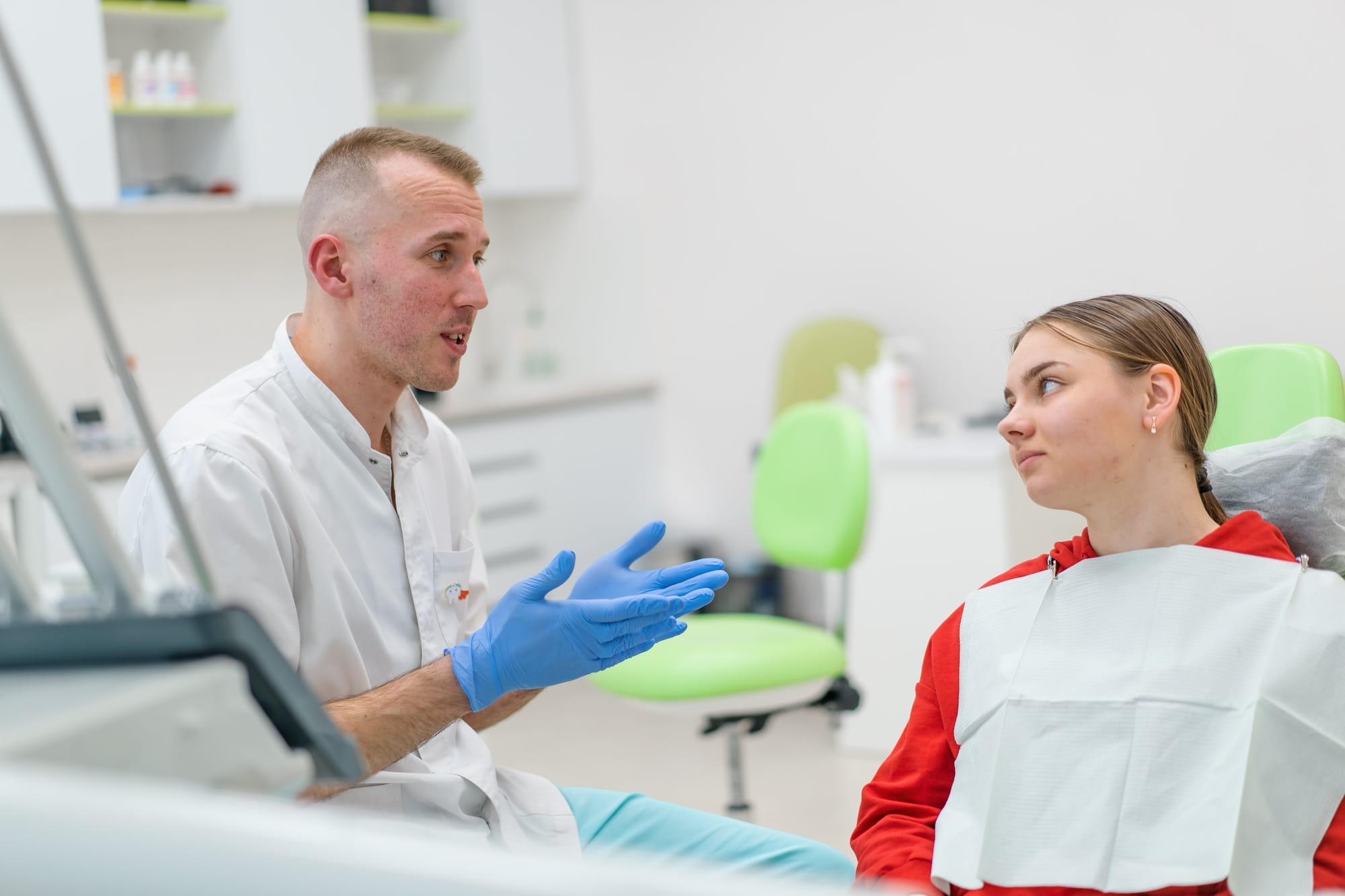 the patient at the dentist's appointment complains of toothache and caries the doctor advises the patient at the dentist's appointment complains of toothache and caries the doctor advises