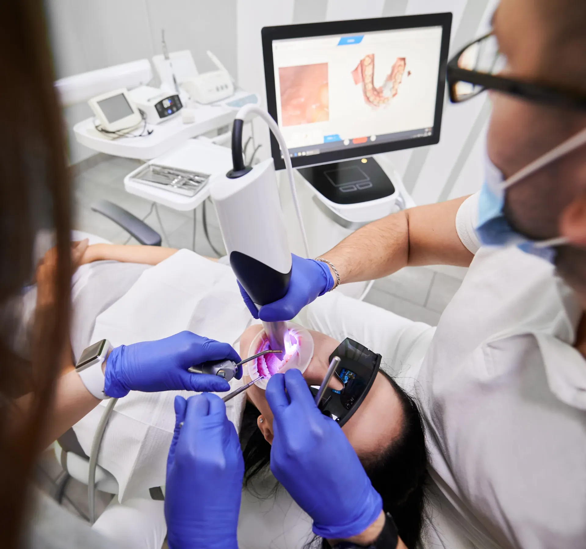 doctor-scanning-patient-mouth-with-modern-intraora-2025-01-17-00-12-20-utc-scaled (1)