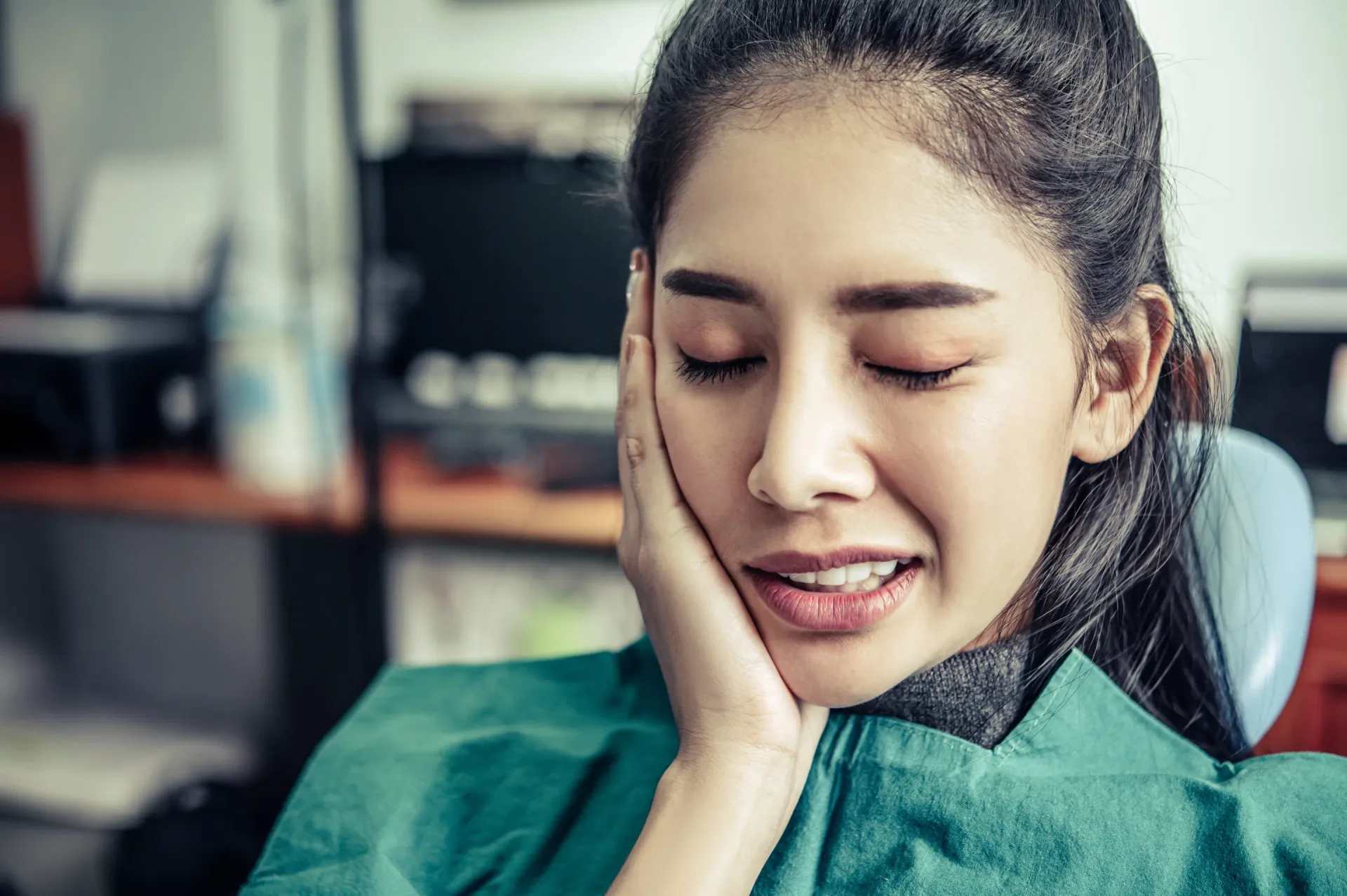 that-woman-had-a-toothache-and-a-hand-touch-her-ch-2023-11-27-04-51-17-utc-scaled (1)